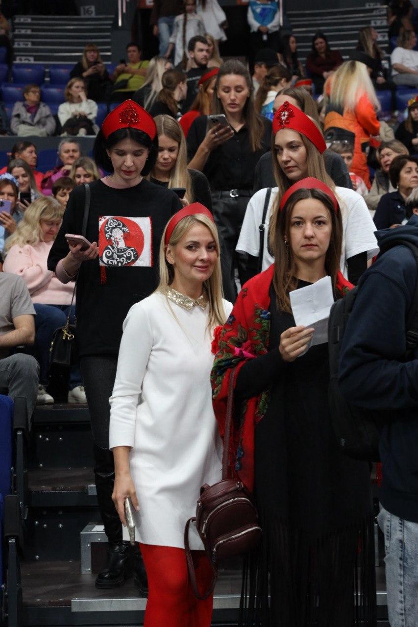 Фото Фанаты массово пришли в кокошниках на концерт Надежды Кадышевой в «Сибирь-Арена»: 10 кадров красавиц 8